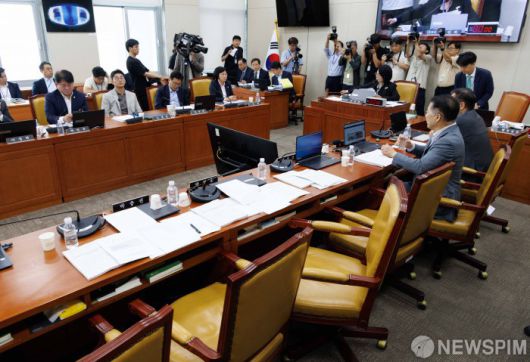 [서울=뉴스핌] 윤창빈 기자 = 7일 오후 서울 여의도 국회에서 열린 과학기술정보방송통신위원회 전체회의에서 더불어민주당 의원들이 방송3법(방송법·방송문화진흥회법·한국교육방송공사법 개정안) 이 가결되고 있는 가운데 국민의힘 의석이 비어 있다. 2025.07.07 pangbin@newspim.com