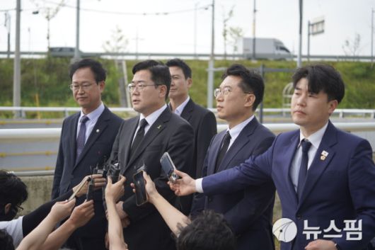 [서울=뉴스핌] 박찬제 기자 = 더불어민주당 8·2 전당대회 당대표 선거에 출마한 박찬대 후보가 지난 14일 오송 지하차도 참사 현장인 충북 청주시 궁평2지하차도를 둘러본 뒤 취재진과 이야기 하고 있다. [사진=박찬대 캠프 제공] 2025.07.15 pcjay@newspim.com