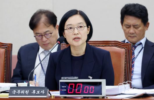 [서울=뉴스핌] 정일구 기자 = 한성숙 중소벤처기업부 장관 후보자가 15일 오전 서울 여의도 국회 산업통상자원중소벤처기업위원회에서 열린 인사청문회에서 의원 질의에 답하고 있다. 2025.07.15 mironj19@newspim.com