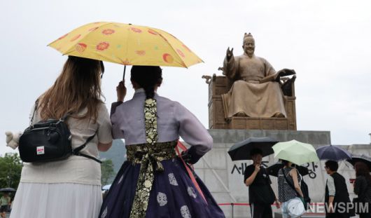 [서울=뉴스핌] 김학선 기자 = 비가 내리면서 2주 넘게 이어지던 폭염이 잠시 주춤해진 14일 서울 광화문광장에서 시민들과 관광객들이 우산을 쓰고 있다. 2025.07.14 yooksa@newspim.com