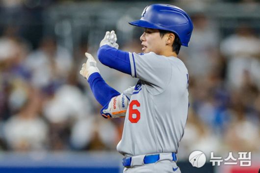 [샌디에이고 로이터=뉴스핌] 김혜성(LA 다저스)이 5회초 상대 마쓰이 유키(샌디에이고)를 상대로 동점 적시 2루타를 기록한 뒤 세리머니 하고 있다. = 2025.06.10 wcn05002@newspim.com