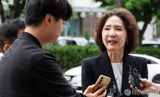 [서울=뉴스핌] 최지환 기자 = 이진숙 사회부총리 겸 교육부 장관 후보자가 30일 오전 서울 영등포구 한국교육시설안전원에 마련된 인사청문회 준비 사무실로 출근하며 취재진 질문에 답변하고 있다. 2025.06.30 choipix16@newspim.com