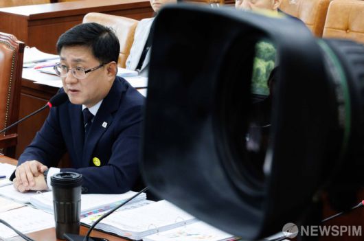[서울=뉴스핌] 윤창빈 기자 = 김성환 환경부 장관 후보자가 15일 오후 서울 여의도 국회 환경노동위원회 전체회의에서 열린 인사청문회에서 의원 질의에 답변하고 있다. 2025.07.15 pangbin@newspim.com