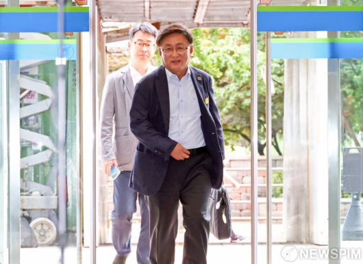 [서울=뉴스핌] 최지환 기자 = 김성환 환경부 장관 후보자가 24일 오전 서울 영등포구 이룸센터에 마련된 인사청문회 준비 사무실로 출근하고 있다. 2025.06.24 choipix16@newspim.com