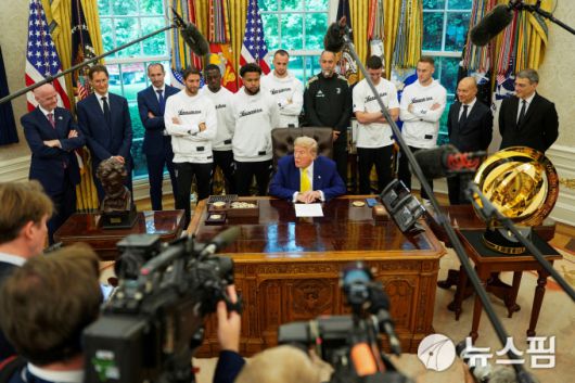 [워싱턴 로이터=뉴스핌] 손지호 기자 = 지난달 18일 미국 워싱턴 DC 백악관 집무실에서 도널드 트럼프 대통령이 이탈리아 프로축구팀 유벤투스 선수단, 잔니 인판티노 FIFA 회장과 만나 대화하고 있다. 집무실 한 편에 2025 FIFA 클럽월드컵 트로피가 놓여 있다. 2025.07.15 thswlgh50@newspim.com