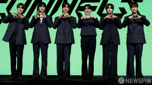 [서울=뉴스핌] 류기찬 인턴기자 =보이그룹 몬스타엑스 멤버들이 16일 오후 서울 영등포구 콘래드 서울에서 열린 데뷔 10주년 기념 콘서트 '커넥트 엑스(Connect X)' 기자간담회에서 포즈를 취하고 있다. 2025.07.16 ryuchan0925@newspim.com