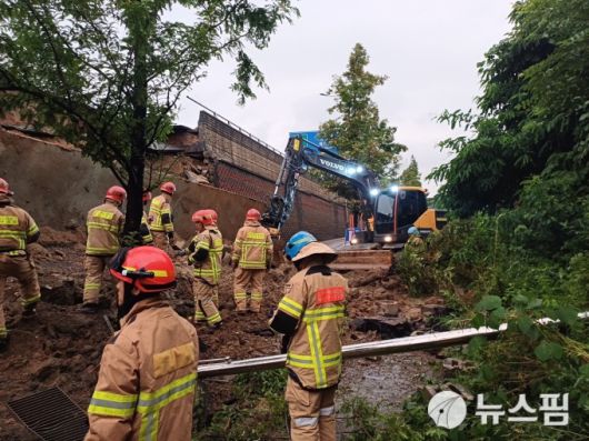 16일 저녁 경기 오산시 가장동 가장교차로 인근에서 옹벽이 붕괴되며 차량 2대가 매몰되는 사고가 발생했다. 이 사고로 매몰 차량 탑승자 중 1명이 숨진 것으로 추정된다. [사진=경기도소방재난본부]