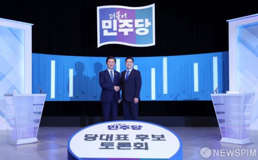 [서울=뉴스핌] 국회사진기자단 = 정청래, 박찬대 더불어민주당 당대표 후보가 16일 오후 서울 양천구 목동 SBS에서 열린 TV토론회에 앞서 기념촬영을 하고 있다. 2025.07.16 photo@newspim.com