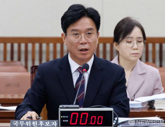 [서울=뉴스핌] 윤창빈 기자 = 김영훈 고용노동부 장관 후보자가 16일 오전 서울 여의도 국회에 환경노동위원회 전체회의에서 열린 인사청문회에서 의원 질문에 답변하고 있다. 2025.07.16 pangbin@newspim.com