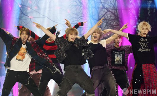 [서울=뉴스핌] 최지환 기자 = 아이돌 그룹 아크(앤디, 최한, 도하, 현민, 지빈, 끼엔, 리오토) 멤버들이 16일 오후 SBS 프리즘타워 공개홀에서 열린 미니 3집 'HOPE' 미디어 쇼케이스에서 타이틀곡 'awesome' 무대를 선보이고 있다. 타이틀곡 'awesome'을 포함해 5곡을 담은 'HOPE'는 불완전하고 반복되는 청춘의 현실 속에서 스스로 피어나고 연결될 때 더 강해지는 감정인 '희망'을 이야기한다. 2025.07.16 choipix16@newspim.com