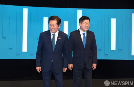 [서울=뉴스핌] 국회사진기자단 = 정청래, 박찬대 더불어민주당 당대표 후보가 16일 오후 서울 양천구 목동 SBS에서 열린 TV토론회에 앞서 기념촬영을 마친 뒤 자리로 돌아가고 있다. 2025.07.16 photo@newspim.com