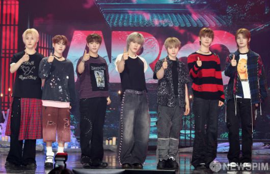 [서울=뉴스핌] 최지환 기자 = 아이돌 그룹 아크(앤디, 최한, 도하, 현민, 지빈, 끼엔, 리오토) 멤버들이 16일 오후 SBS 프리즘타워 공개홀에서 열린 미니 3집 'HOPE' 미디어 쇼케이스에서 포즈를 취하고 있다. 타이틀곡 'awesome'을 포함해 5곡을 담은 'HOPE'는 불완전하고 반복되는 청춘의 현실 속에서 스스로 피어나고 연결될 때 더 강해지는 감정인 '희망'을 이야기한다. 2025.07.16 choipix16@newspim.com