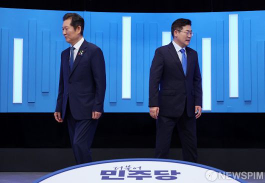 [서울=뉴스핌] 국회사진기자단 = 정청래, 박찬대 더불어민주당 당대표 후보가 16일 오후 서울 양천구 목동 SBS에서 열린 TV토론회에 앞서 기념촬영을 마친 뒤 자리로 돌아가고 있다. 2025.07.16 photo@newspim.com