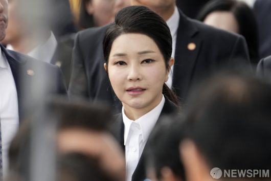 [성남=뉴스핌] 정일구 기자 = 윤석열 대통령 부인 김건희 여사가 1일 오전 경기 성남시 서울공항에서 열린 '건군 76주년 국군의 날 기념식'을 마친 뒤 행사장을 나서고 있다. 2024.10.01 mironj19@newspim.com