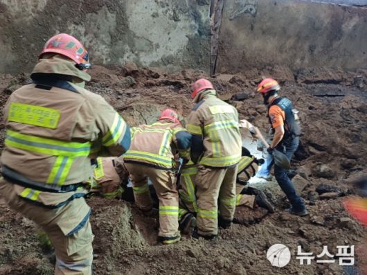 16일 저녁 경기 오산시 가장동 가장교차로 인근에서 옹벽이 붕괴되며 차량 2대가 매몰되는 사고가 발생했다. 이 사고로 매몰 차량 탑승자 중 1명이 숨진 것으로 추정된다. [사진=경기도소방재난본부]