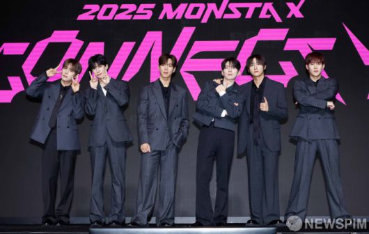 [서울=뉴스핌] 류기찬 인턴기자 =보이그룹 몬스타엑스 멤버들이 16일 오후 서울 영등포구 콘래드 서울에서 열린 데뷔 10주년 기념 콘서트 '커넥트 엑스(Connect X)' 기자간담회에서 포즈를 취하고 있다. 2025.07.16 ryuchan0925@newspim.com