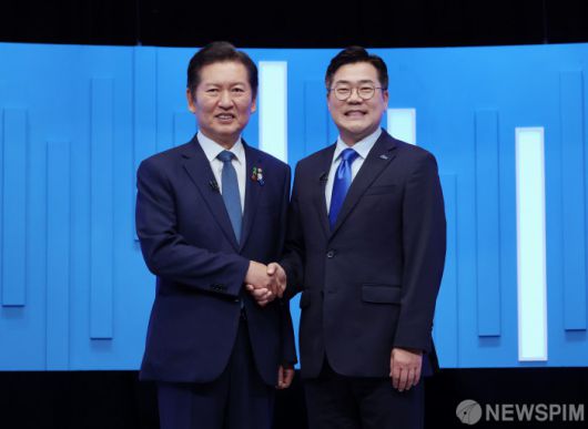 [서울=뉴스핌] 국회사진기자단 = 정청래, 박찬대 더불어민주당 당대표 후보가 16일 오후 서울 양천구 목동 SBS에서 열린 TV토론회에 앞서 기념촬영을 하고 있다. 2025.07.16 photo@newspim.com