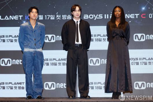 [서울=뉴스핌] 류기찬 인턴기자 = K플래닛 마스터 킹키 이석훈 카니가 16일 오전 서울 구로구 디큐브시티 더 세인트에서 열린 오디션 프로그램 '보이즈 2 플래닛' 제작발표회에서 포즈를 취하고 있다. '보이즈 2 플래닛'은 K-POP 정상에 오르기 위한 소년들의 도전기를 그린 글로벌 서바이벌 프로그램이다. 2025.07.16 ryuchan0925@newspim.com