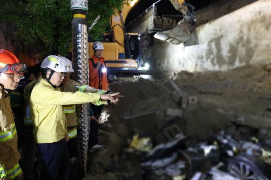 김동연 경기도지사는 16일 밤 10시경 오산시 가장교차로 인근 옹벽 붕괴 사고 현장을 찾아 "인명 구조에 최대한 집중하고, 사고 원인과 책임 소재를 철저히 규명하라"고 지시했다. [사진=경기도]