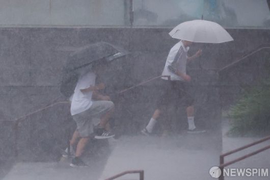 [서울=뉴스핌] 류기찬 인턴기자 = 서울에 강한 비가 내리고 있는 17일 오전 서울 종로구 광화문광장 일대에서 시민들이 이동하고 있다. 2025.07.17 ryuchan0925@newspim.com
