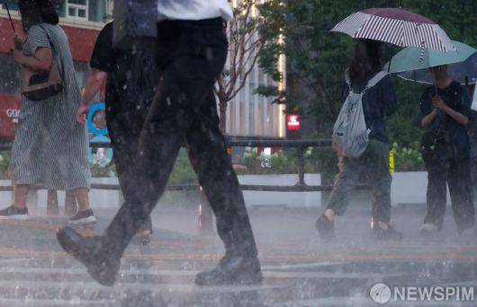 [서울=뉴스핌] 류기찬 인턴기자 = 서울에 강한 비가 내리고 있는 17일 오전 서울 종로구 광화문광장 일대에서 시민들이 이동하고 있다. 2025.07.17 ryuchan0925@newspim.com
