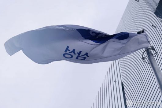 [서울=뉴스핌] 류기찬 인턴기자 = 대법원이 17일 이재용 삼성전자 회장의 부당합병·회계부정 의혹에 대해 무죄를 확정했다. 2015년 7월 17일 삼성물산-제일모직 합병안이 통과된 날로부터 꼭 10년 만이다. 이날 삼성전자 서초사옥의 사기가 휘날리고 있다. 2025.07.17 ryuchan0925@newspim.com