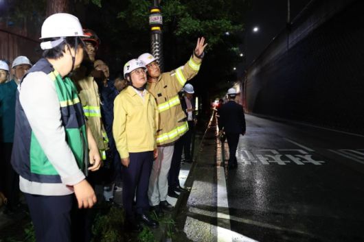 김동연 경기도지사는 16일 밤 10시경 오산시 가장교차로 인근 옹벽 붕괴 사고 현장을 찾아 "인명 구조에 최대한 집중하고, 사고 원인과 책임 소재를 철저히 규명하라"고 지시했다. [사진=경기도]