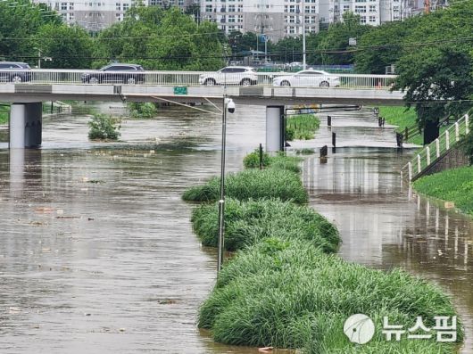 [광명=뉴스핌] 박승봉 기자 = 17일 오전 경기 광명시 광명동 소재 국가하천 목감천이 밤새 내린 폭우에 CCTV와 산책로 그리고 운동기구가 물에 잠겼다. 이날 누적 강수량은 66.5mm를 기록했다. 2025.07.17 1141world@newspim.com