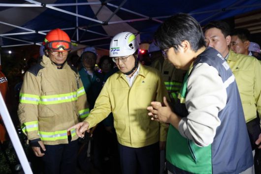 김동연 경기도지사는 16일 밤 10시경 오산시 가장교차로 인근 옹벽 붕괴 사고 현장을 찾아 "인명 구조에 최대한 집중하고, 사고 원인과 책임 소재를 철저히 규명하라"고 지시했다. [사진=경기도]