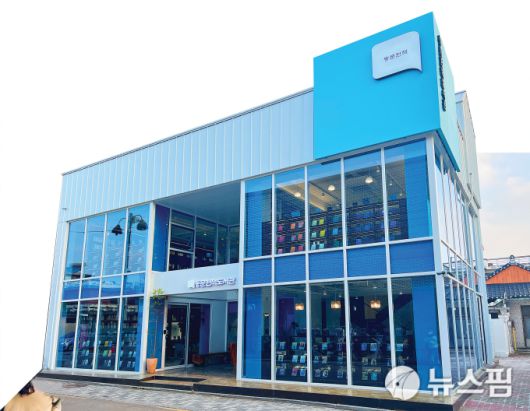 전주시 11개 특성화도서관이 '특별한 하루' 만드는 이색 프로그램을 '풍성'하게 제공하고 있다.[사진=동문헌책도서관] 2025.07.17 gojongwin@newspim.com