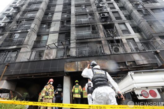 [광명=뉴스핌] 김학선 기자 = 전날 주차장에서 발생한 화재로 다수의 인명피해가 발생한 경기도 광명시 소하동 한 아파트에서 18일 오전 경찰과 소방 등 관계자들이 현장을 살펴보고 있다. 2025.07.18 yooksa@newspim.com