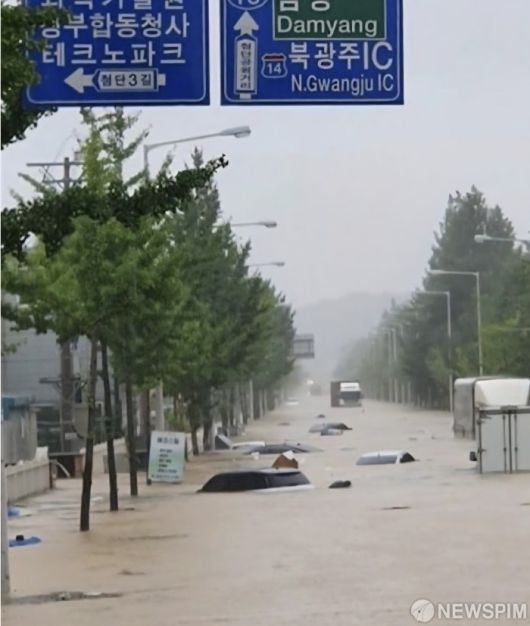 [광주=뉴스핌] 조은정 기자 = 17일 광주 북구 오룡동 정부광주지방합동청사 인근 도로가 침수돼 차량들이 물에 잠겨 있다. [사진=독자제공] 2025.07.17 ej7648@newspim.com