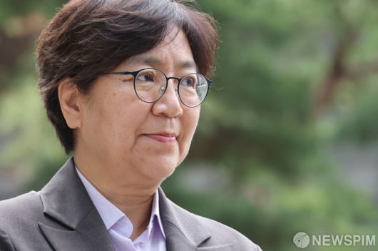 [서울=뉴스핌] 김학선 기자 = 정은경 보건복지부 장관 후보자가 30일 오전 서울 중구의 한 빌딩에 마련된 인사청문회 준비 사무실로 출근하고 있다. 2025.06.30 yooksa@newspim.com