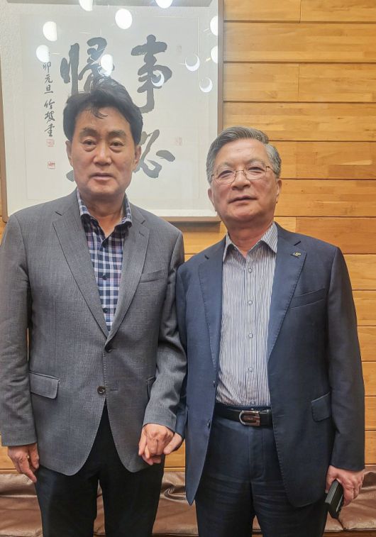하은호(왼쪽) 군포시장과 이한준 LH사장. [사진=군포시]