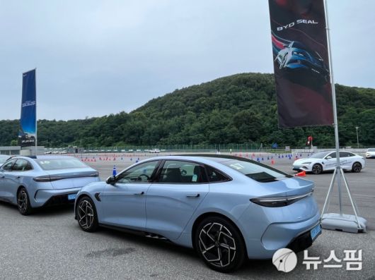 [용인=뉴스핌] 조수빈 기자 = 15일 용인 스피드웨이에서 BYD 전기 세단 씰의 시승 행사가 진행됐다. [사진=조수빈 기자] 2025.07.16 beans@newspim.com
