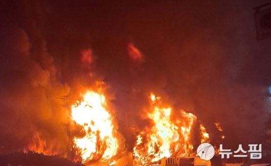 17일 밤 경기 광명시 소하동의 오크팰리스 아파트에서 화재가 발생해 중상자 5명을 포함해 총 17명의 인명피해가 발생했다. [사진=경기도소방재난본부]