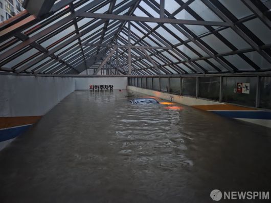 [광주=뉴스핌] 조은정 기자 = 광주 전역에 폭우가 쏟아진 17일 광주 서구 쌍촌동 한 아파트 지하주차장이 물에 완전히 잠겨 출입이 통제 되고 있다. [사진=독자제공] 2025.07.18 ej7648@newspim.com