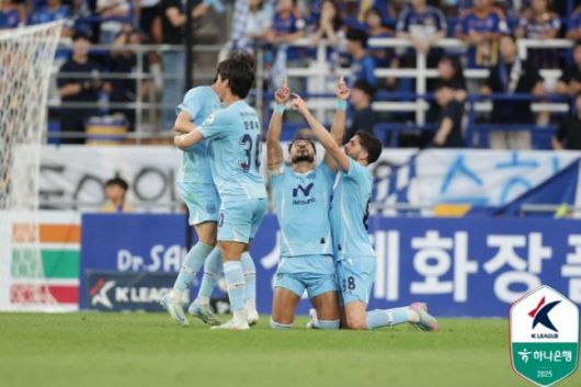 [서울=뉴스핌] 손지호 기자 = 12일 열린 프로축구 K리그1 울산 HD와 대구FC의 경기에서 득점 후 팀원들이 기뻐하고 있다. [사진=한국프로축구연맹] 2025.07.18 thswlgh50@newspim.com