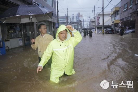 강기정 광주시장이 하루 동안 역대 가장 많은 비가 쏟아진 17일 오후 폭우로 침수된 북구 신안교 일대를 돌며 피해상황을 점검하고 있다. [사진=광주시] 2025.07.18 ej7648@newspim.com