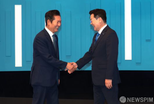 [서울=뉴스핌] 국회사진기자단 = 정청래, 박찬대 더불어민주당 당대표 후보가 16일 오후 서울 양천구 목동 SBS에서 열린 TV토론회에서 악수하고 있다. 2025.07.16 photo@newspim.com