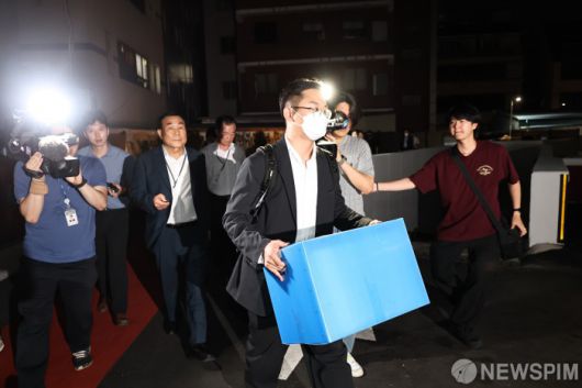 김건희 여사 관련 의혹을 수사 중인 민중기 특별검사팀(특검팀)이 18일 '집사 게이트·건진법사 청탁 의혹' 관련 인물들을 소환한 데 이어, 복역 중인 핵심 관계자 이감까지 요청하면서 수사에 속도를 내고 있다. 사진은 지난 3일 서울 종로구 삼부토건 사무실에서 압수수색을 마친 뒤 물품이 담긴 상자를 들고 철수하는 특검팀의 모습. [사진=최지환 기자]