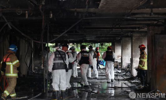 [광명=뉴스핌] 김학선 기자 = 전날 주차장에서 발생한 화재로 다수의 인명피해가 발생한 경기도 광명시 소하동 한 아파트에서 18일 오전 경찰과 소방 등 관계자들이 현장을 살펴보고 있다. 2025.07.18 yooksa@newspim.com