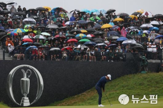 [포트러시 로이터 =뉴스핌] 박상욱 기자 = 매킬로이가 19일 디오픈 챔피언십 2라운드 18번홀 그린에서 퍼팅하고 있다. 2025.7.19 psoq1337@newspim.com