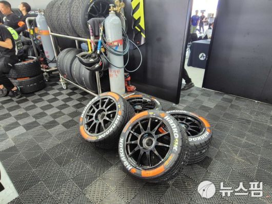 [인제=뉴스핌] 김승현 기자 = 강원 인제스피디움에서 개최 중인 2025 람보르기니 슈퍼 트로페오' 아시아 시리즈 4라운드에 출전한 우라칸 슈퍼 트로페오 에보2에 장착되기 위해 대기 중인 한국타이어 벤투스. 2025.07.19 kimsh@newspim.com