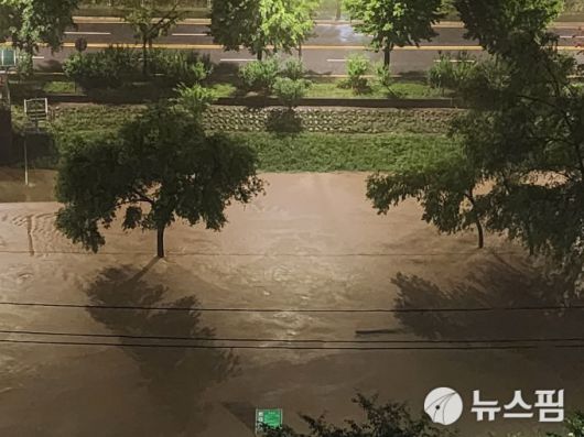 19일 오전 2시50분 경기도 광명시에 호우경보가 발효되면서 목감천 수위가 급상승하고 있다. [사진=독자제보]