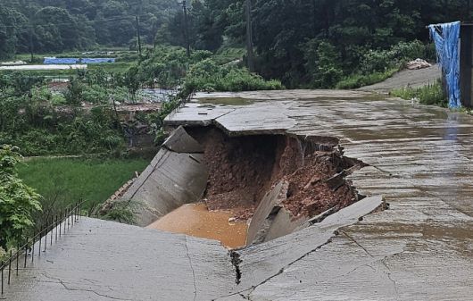 인천시 옹진군 영흥면 외리에 붕괴된 도로 [사진=인천시]