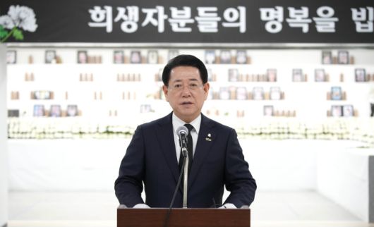 김영록 전남지사가 무안국제공항에서 열린 '12.29 제주항공 여객기 참사 100일 추모제'에서 추모사를 하고 있다. [사진=전남도]