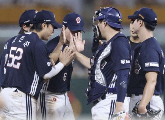 승리를 자축하는 두산 선수들. [사진=두산]