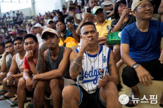 [만달루용 로이터=뉴스핌] 장환수 스포츠전문기자= 필리핀 만달루용의 학교 체육관에서 팬들이 필리핀의 복싱 영웅 매니 파키아오와 WBC 웰터급 현역 챔피언 마리오 바리오스의 타이틀전을 시청하고 있다. 2025.07.20 zangpabo@newspim.com