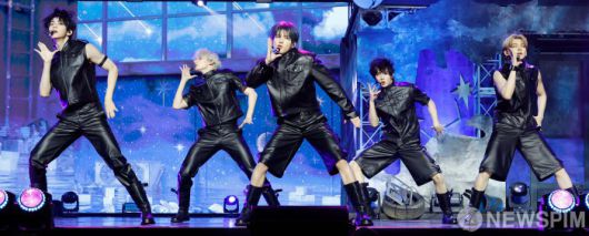 [서울=뉴스핌] 류기찬 인턴기자 = 보이그룹 투모로우바이투게더가 21일 오후 서울 동대문구 경희대학교 평화의 전당에서 열린 정규 4집 '별의 장: TOGETHER' 앨범 발매 쇼케이스에서 무대를 선보이고 있다. 타이틀곡인 '뷰티풀 스트레인저스'(Beautiful Strangers)는 몽환적인 피아노 라인과 강렬한 신디사이저 사운드의 대비가 돋보이는 곡이다. 2025.07.21 ryuchan0925@newspim.com